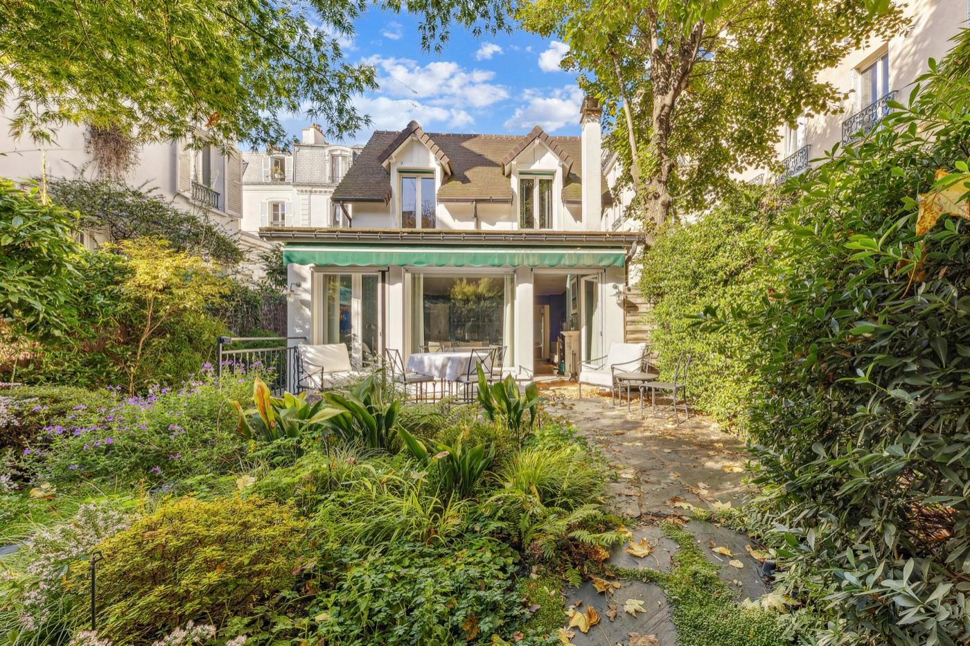 Maison de ville sur jardin arboré, terrasse et store, dans le 17e arrondissement